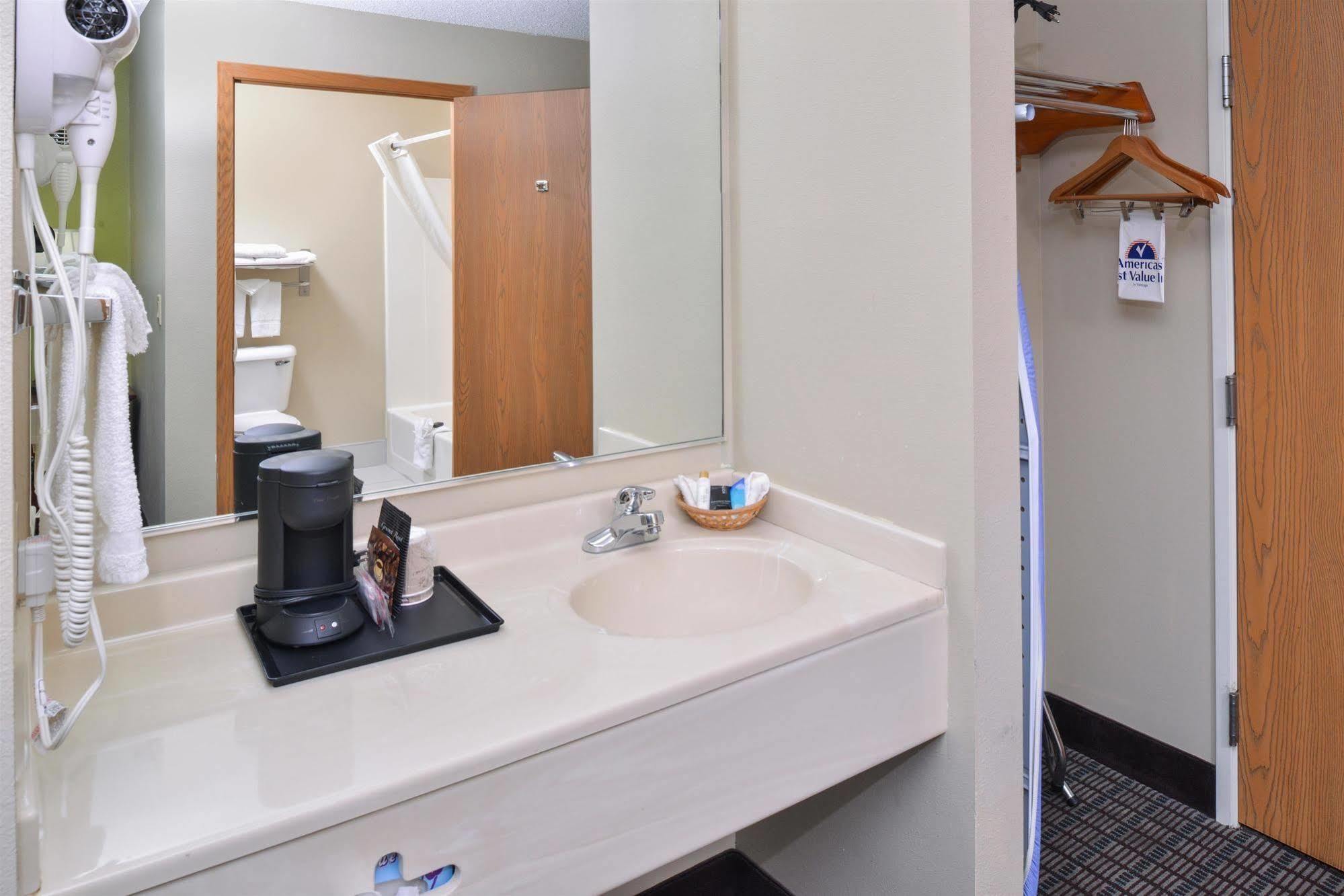 Regency Inn Geneseo Il I-80 Bagian luar foto