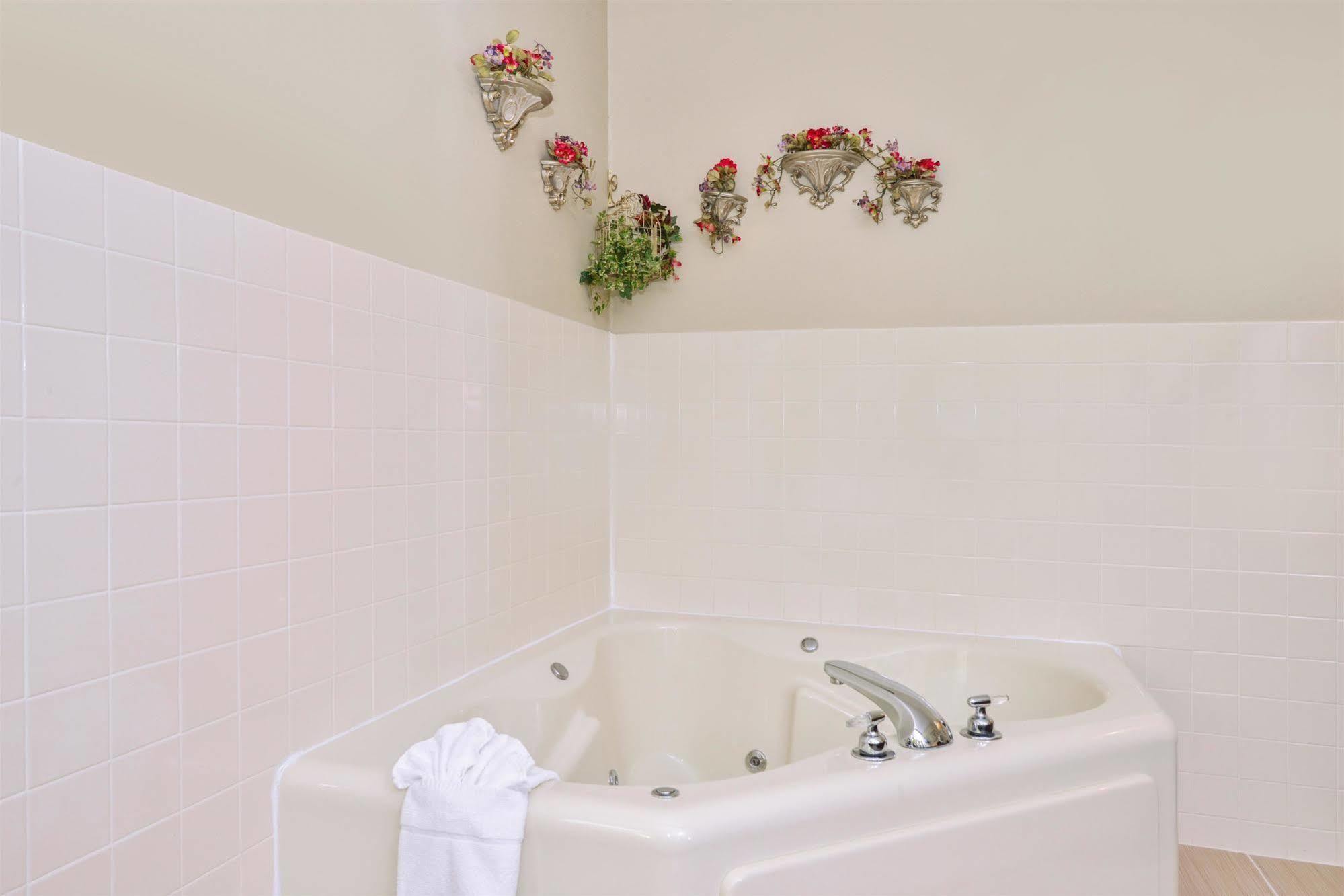 Regency Inn Geneseo Il I-80 Bagian luar foto