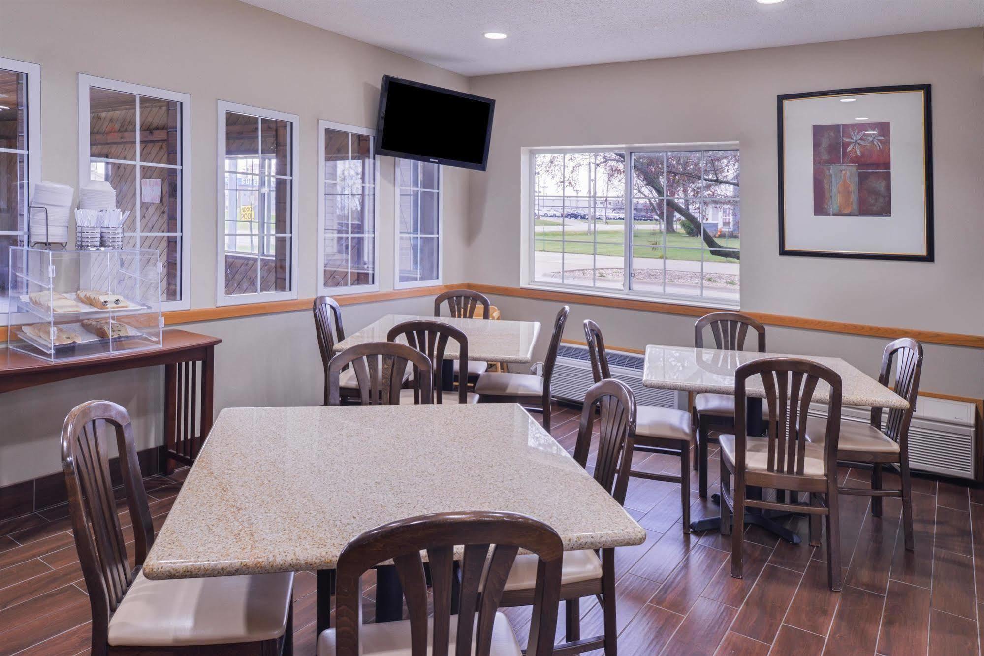 Regency Inn Geneseo Il I-80 Bagian luar foto