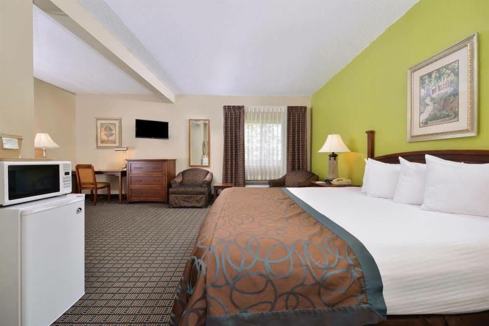 Regency Inn Geneseo Il I-80 Bagian luar foto